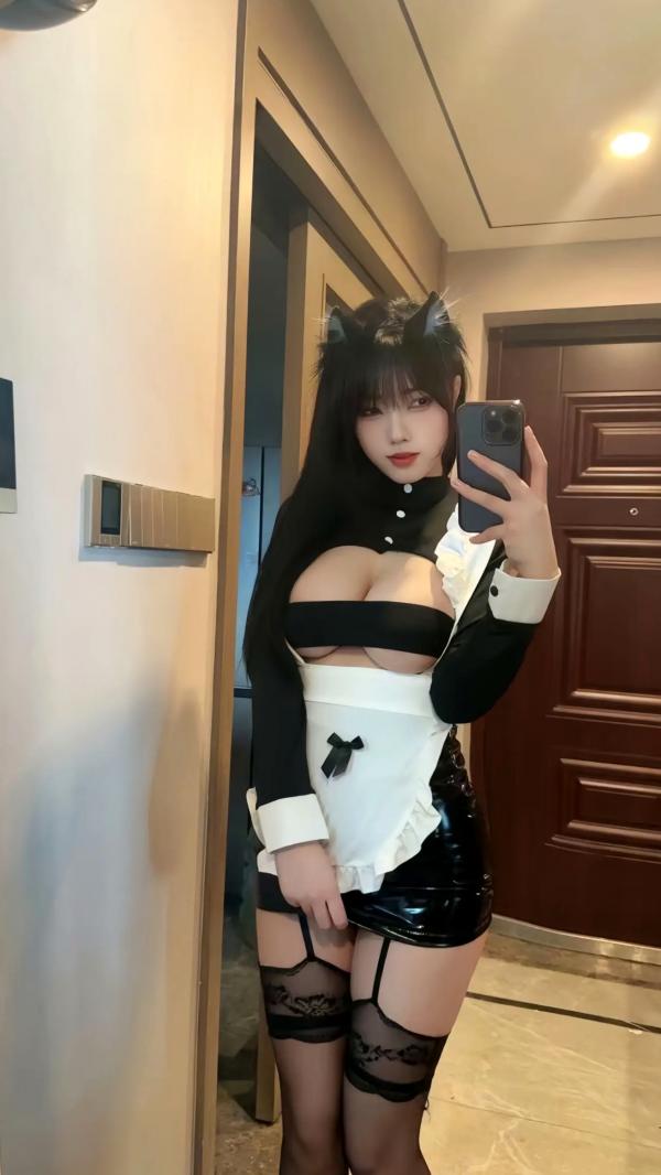    琳铛铛 - 猫耳女仆角色扮演，性感黑丝制服诱惑，火辣紧身私房镜面自拍第12张图片