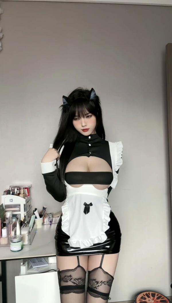    琳铛铛 - 猫耳女仆角色扮演，性感黑丝制服诱惑，火辣紧身私房镜面自拍第23张图片