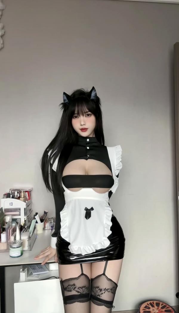    琳铛铛 - 猫耳女仆角色扮演，性感黑丝制服诱惑，火辣紧身私房镜面自拍第24张图片