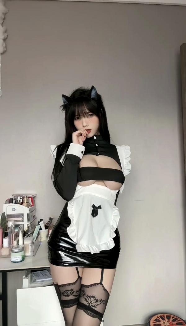    琳铛铛 - 猫耳女仆角色扮演，性感黑丝制服诱惑，火辣紧身私房镜面自拍第25张图片