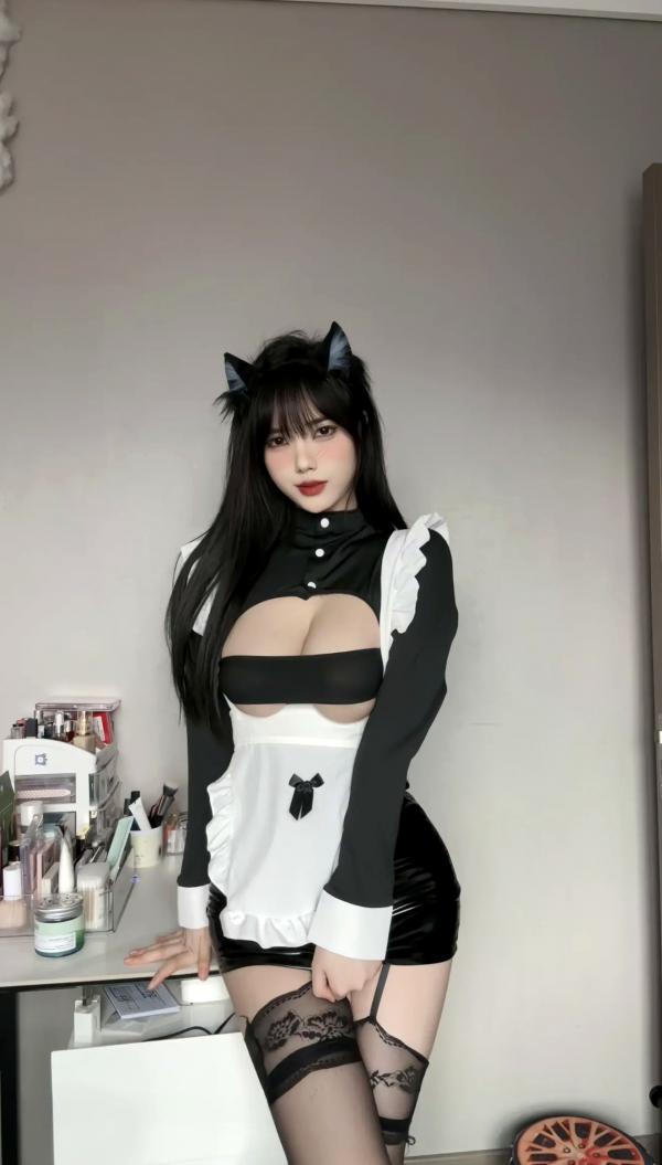    琳铛铛 - 猫耳女仆角色扮演，性感黑丝制服诱惑，火辣紧身私房镜面自拍第26张图片