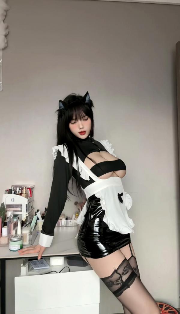    琳铛铛 - 猫耳女仆角色扮演，性感黑丝制服诱惑，火辣紧身私房镜面自拍第27张图片