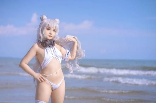    Sayo-Momo《碧蓝航线》恶毒Cosplay，纯白比基尼海滩写真，少女感十足的诱惑盛宴第13张图片