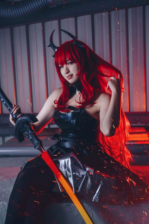    Hatori Sama - 明日方舟史尔特尔Cosplay，高冷御姐工业风战损重剑，冷艳绝美视觉大片第1张图片