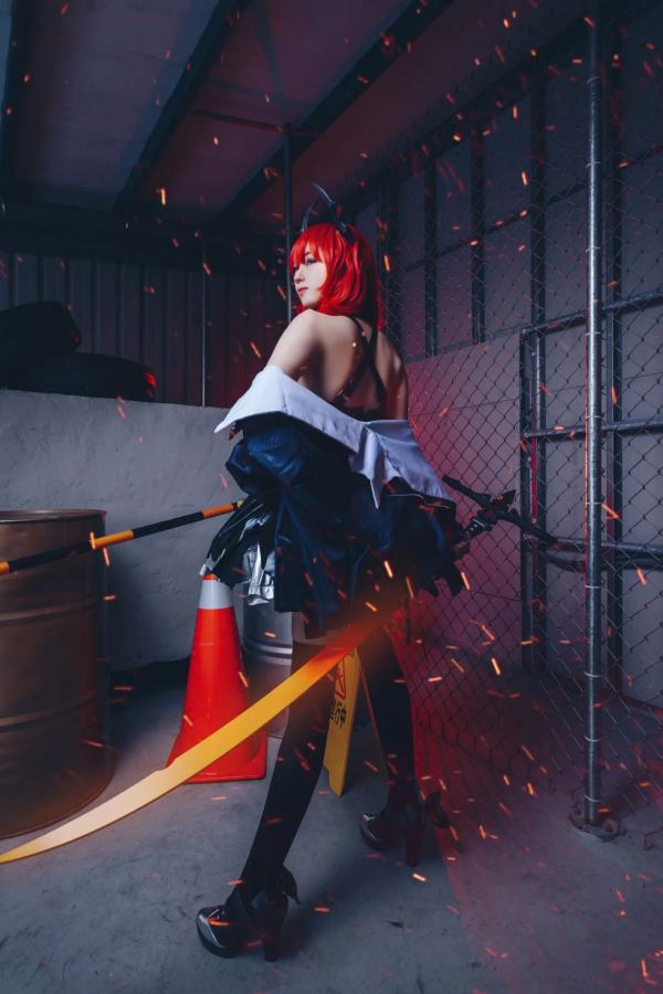    Hatori Sama - 明日方舟史尔特尔Cosplay，高冷御姐工业风战损重剑，冷艳绝美视觉大片第2张图片