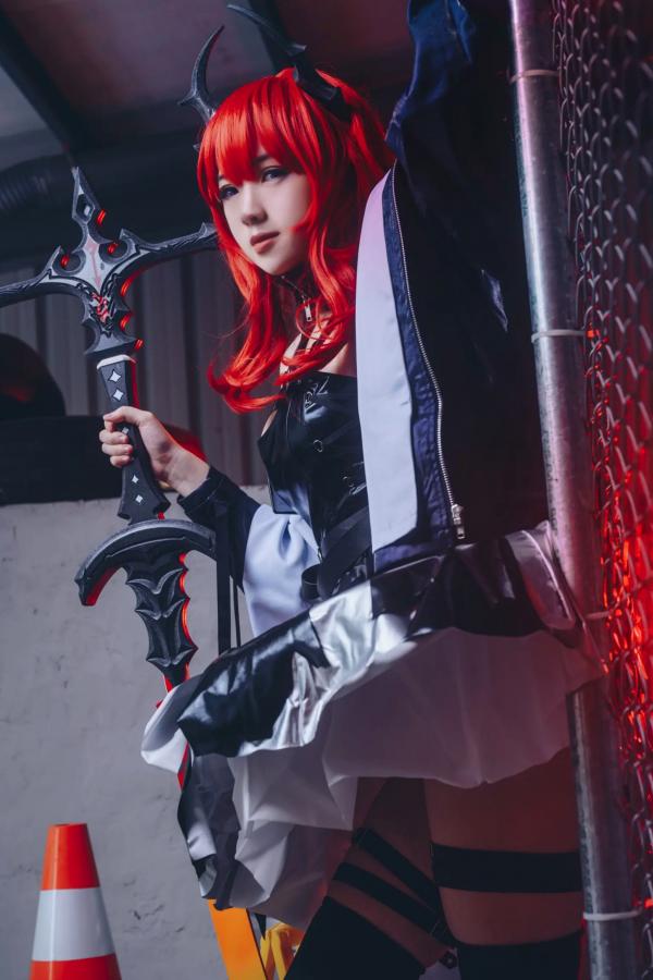    Hatori Sama - 明日方舟史尔特尔Cosplay，高冷御姐工业风战损重剑，冷艳绝美视觉大片第3张图片