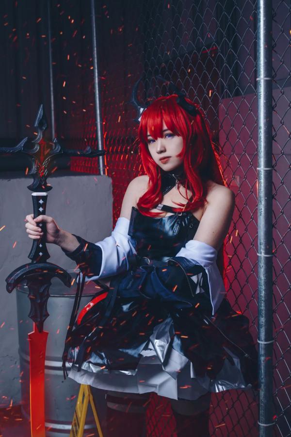    Hatori Sama - 明日方舟史尔特尔Cosplay，高冷御姐工业风战损重剑，冷艳绝美视觉大片第5张图片