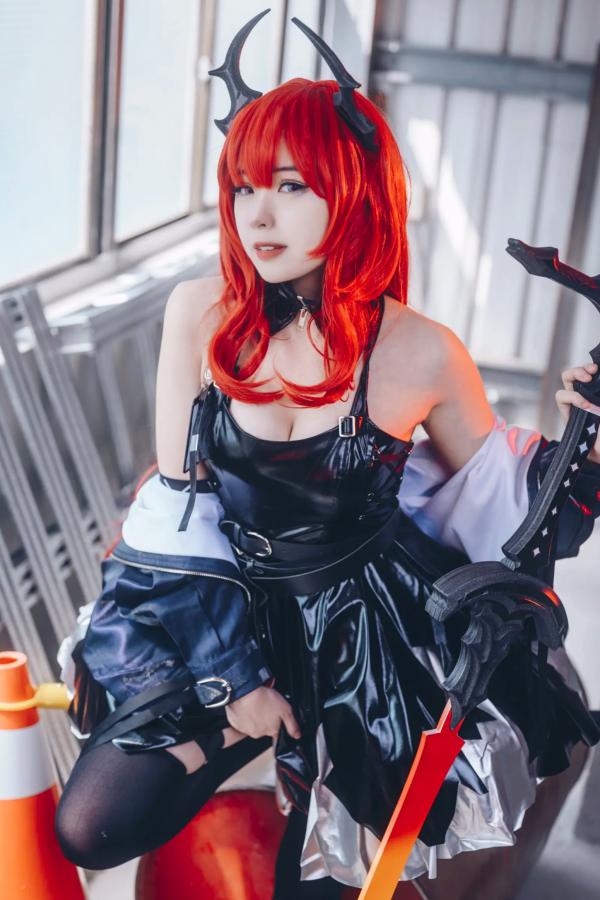    Hatori Sama - 明日方舟史尔特尔Cosplay，高冷御姐工业风战损重剑，冷艳绝美视觉大片第7张图片