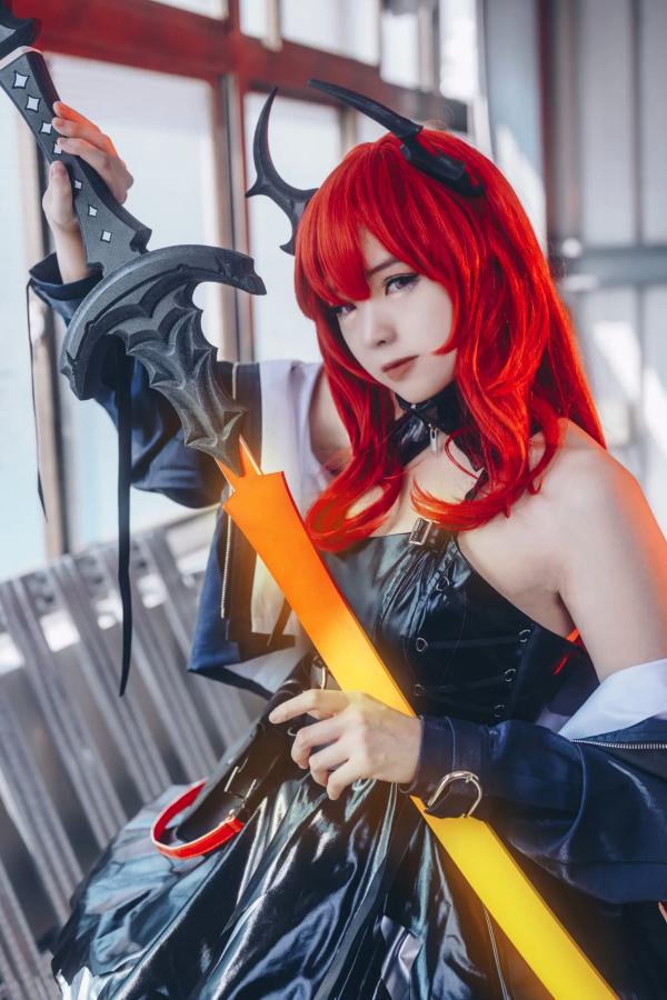    Hatori Sama - 明日方舟史尔特尔Cosplay，高冷御姐工业风战损重剑，冷艳绝美视觉大片第8张图片