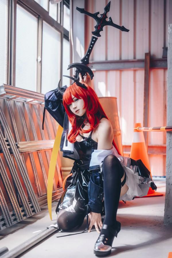    Hatori Sama - 明日方舟史尔特尔Cosplay，高冷御姐工业风战损重剑，冷艳绝美视觉大片第9张图片
