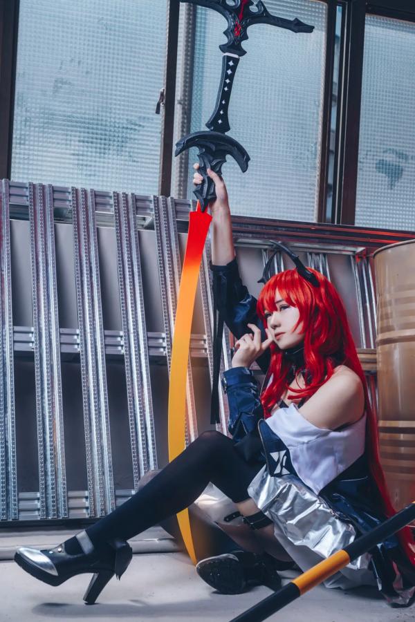   Hatori Sama - 明日方舟史尔特尔Cosplay，高冷御姐工业风战损重剑，冷艳绝美视觉大片第10张图片