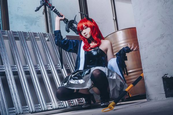   Hatori Sama - 明日方舟史尔特尔Cosplay，高冷御姐工业风战损重剑，冷艳绝美视觉大片第11张图片