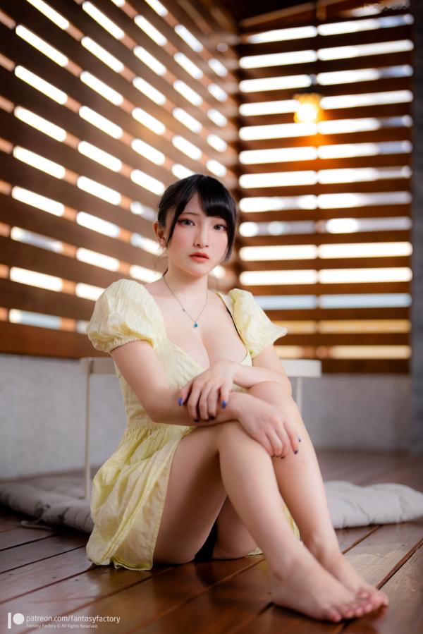    Fantasy-Factory 小丁Ding 黄裙黑蕾丝内衣私房照，明亮光影下的性感诱惑，绝美身材与精致镂空内衣的完美结合，展现极品视觉盛宴 (2022.05)第1张图片