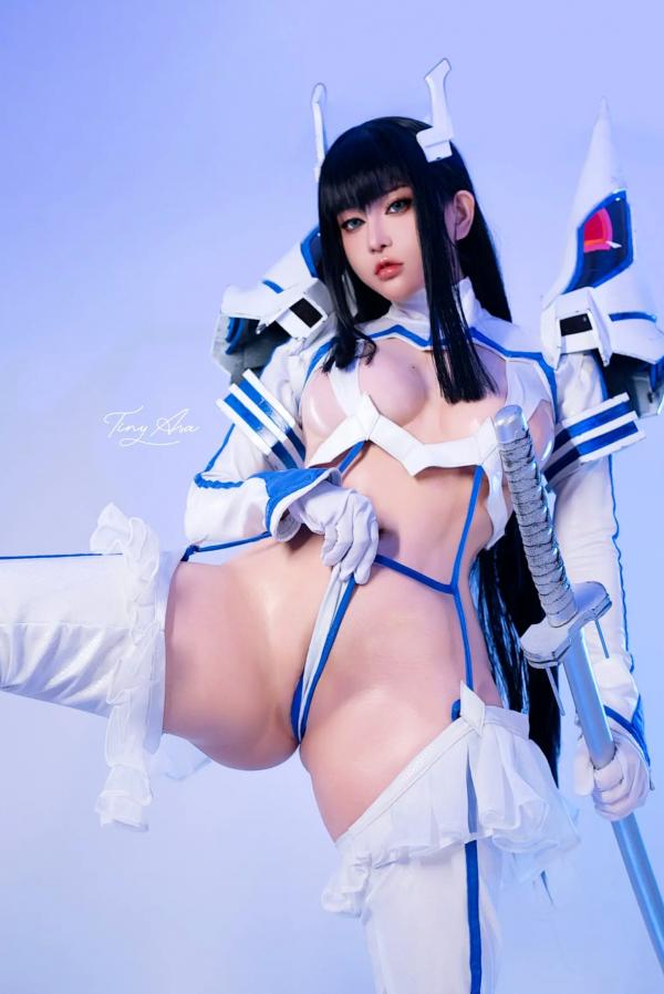    Tiny Asa - Satsuki Kiryuin 鬼龙院皋月高还原Cosplay，冷艳女战神性感战甲诱惑，二次元魅力身姿第14张图片