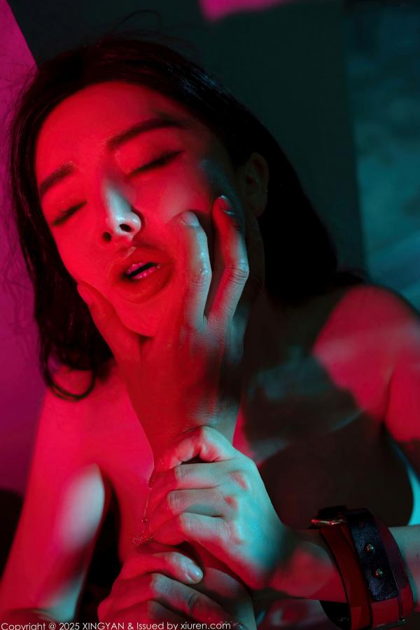    XingYan星颜社-359-潘思沁：霓虹影调下的黑色极致诱惑，迷幻氛围绑缚私房写真第77张图片