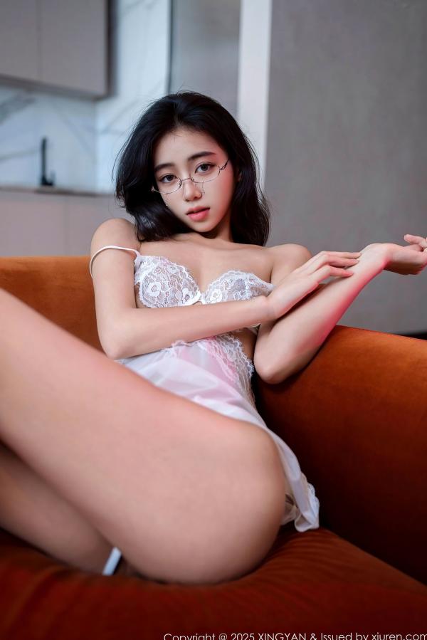 时安安Camellia 时安安  XINGYAN星颜社-358-时安安-白色蕾丝情趣睡裙唯美私房写真，眼镜娘曲线诱惑与修长美腿(2025.06.19)第12张图片