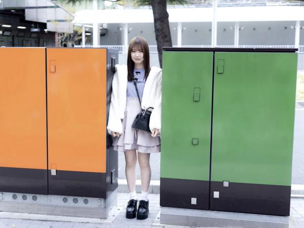    石川澪 - かわちすぎる恋人：清纯治愈女友风街拍，白色软糯毛茸外套与居家生活造型，尽显初恋心动感第3张图片