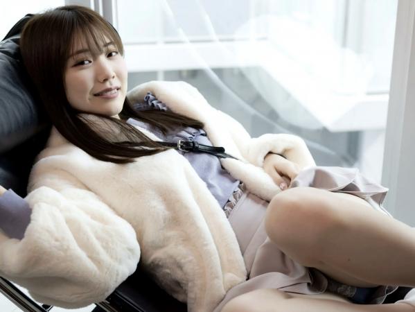   石川澪 - かわちすぎる恋人：清纯治愈女友风街拍，白色软糯毛茸外套与居家生活造型，尽显初恋心动感第10张图片