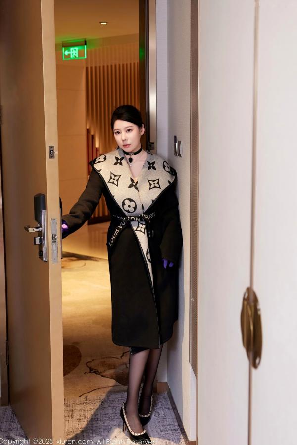    XiuRen秀人网-10001-白茹雪Abby-暗紫红蕾丝内衣搭配大衣与丝袜，私房演绎极致撩人高级感第2张图片