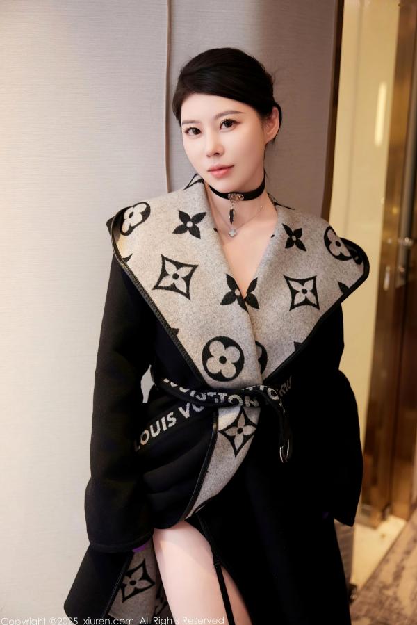    XiuRen秀人网-10001-白茹雪Abby-暗紫红蕾丝内衣搭配大衣与丝袜，私房演绎极致撩人高级感第7张图片