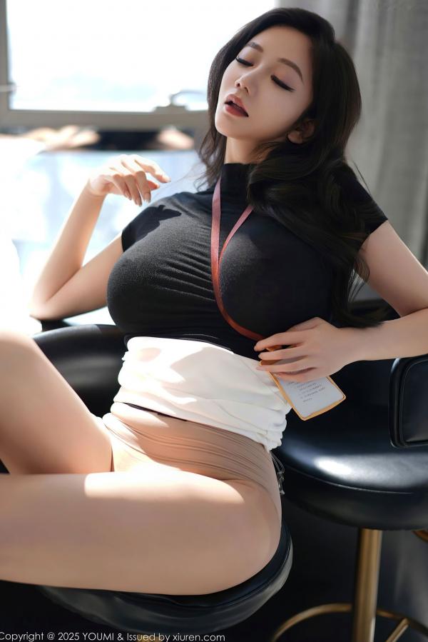 心妍小公主 李妍曦  YouMi尤蜜荟-1144-心妍小公主-OL紧身黑T搭配白裙，职场制服诱惑，极致曲线，无圣光大尺度私房写真 (2025.06.25)第21张图片