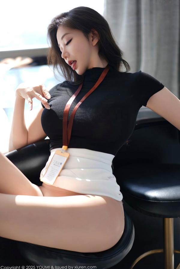 心妍小公主 李妍曦  YouMi尤蜜荟-1144-心妍小公主-OL紧身黑T搭配白裙，职场制服诱惑，极致曲线，无圣光大尺度私房写真 (2025.06.25)第24张图片