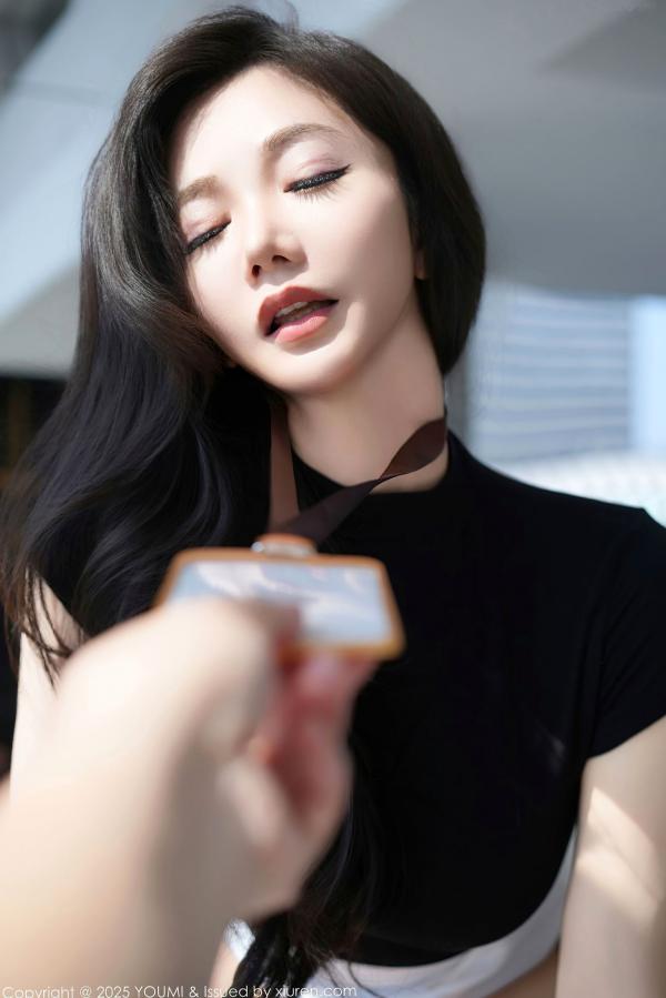 心妍小公主 李妍曦  YouMi尤蜜荟-1144-心妍小公主-OL紧身黑T搭配白裙，职场制服诱惑，极致曲线，无圣光大尺度私房写真 (2025.06.25)第58张图片