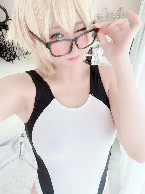    (Cosplay) 林檎蜜紀 - 圣女贞德黑白紧身泳装，高开叉大尺度性感诱惑，金发御姐极致身材展示第1张图片