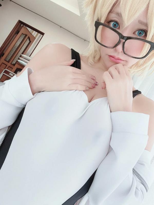    (Cosplay) 林檎蜜紀 - 圣女贞德黑白紧身泳装，高开叉大尺度性感诱惑，金发御姐极致身材展示第2张图片
