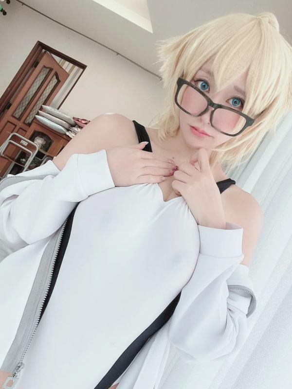    (Cosplay) 林檎蜜紀 - 圣女贞德黑白紧身泳装，高开叉大尺度性感诱惑，金发御姐极致身材展示第4张图片