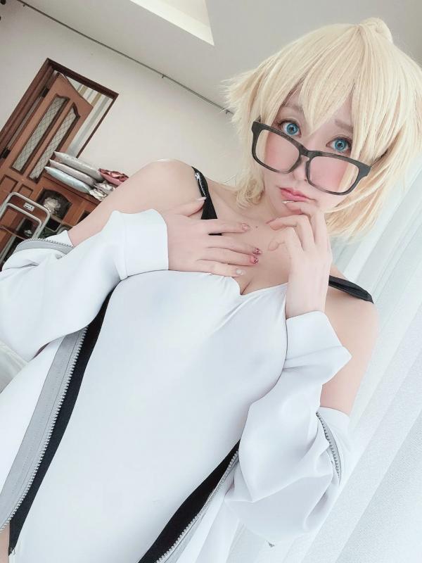    (Cosplay) 林檎蜜紀 - 圣女贞德黑白紧身泳装，高开叉大尺度性感诱惑，金发御姐极致身材展示第6张图片