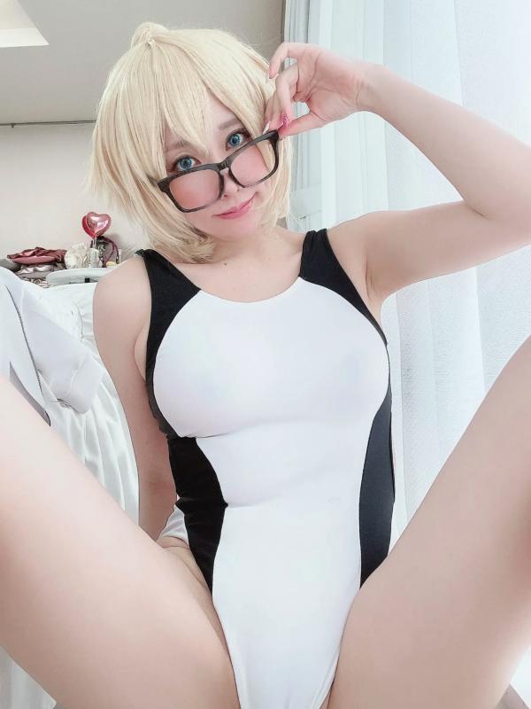    (Cosplay) 林檎蜜紀 - 圣女贞德黑白紧身泳装，高开叉大尺度性感诱惑，金发御姐极致身材展示第23张图片