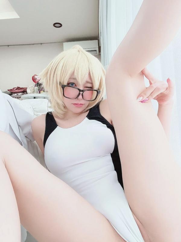    (Cosplay) 林檎蜜紀 - 圣女贞德黑白紧身泳装，高开叉大尺度性感诱惑，金发御姐极致身材展示第26张图片