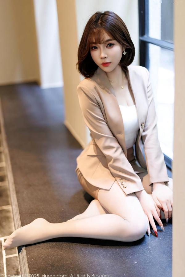    XiuRen秀人网-9844-徐莉芝，短发OL职业范与性感诱惑，米色紧身套装搭配灰丝袜，知性冷艳轻熟女室内私房写真第9张图片