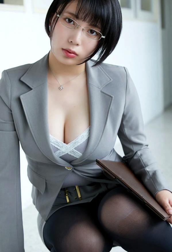    Kaoru Yasui 安位薫 - Homeroom teacher Yasui 担任の安位先生：灰调职业套装诱惑，职场制服与黑丝的优雅碰撞第6张图片