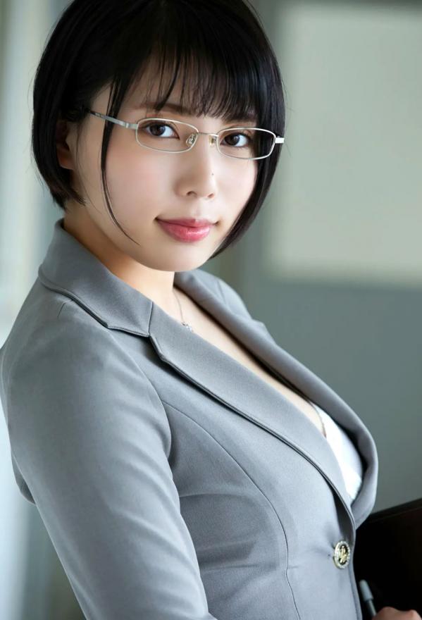    Kaoru Yasui 安位薫 - Homeroom teacher Yasui 担任の安位先生：灰调职业套装诱惑，职场制服与黑丝的优雅碰撞第9张图片