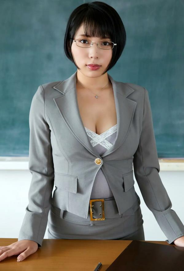    Kaoru Yasui 安位薫 - Homeroom teacher Yasui 担任の安位先生：灰调职业套装诱惑，职场制服与黑丝的优雅碰撞第11张图片