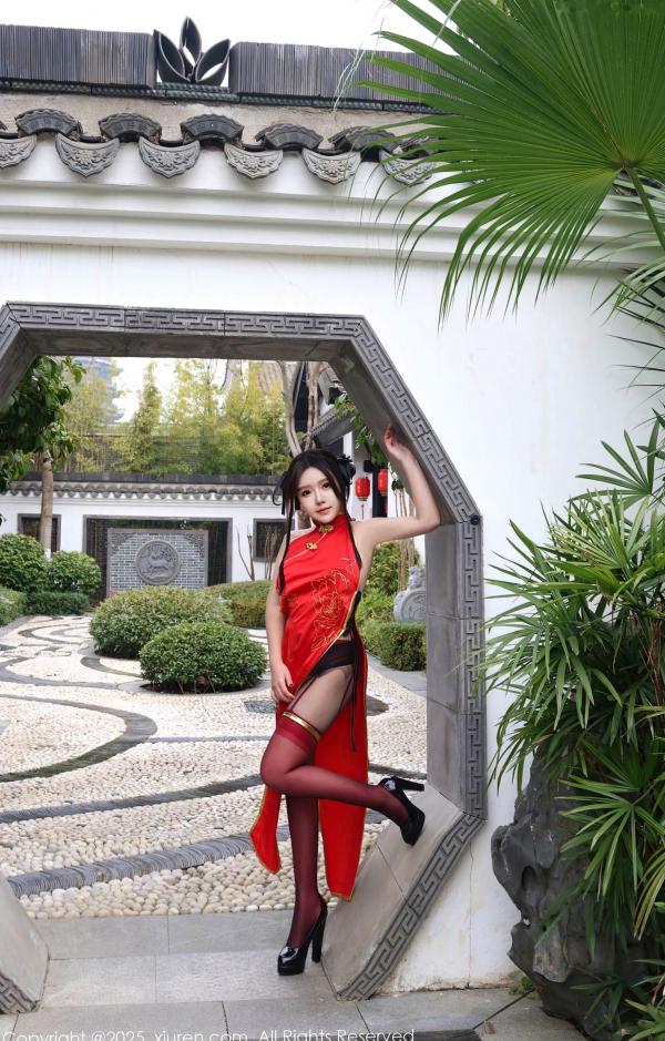    XiuRen秀人网-9834-小薯条nienie新春特辑：性感红装春丽旗袍COS，大尺度高开叉旗袍黑丝诱惑私房照第3张图片