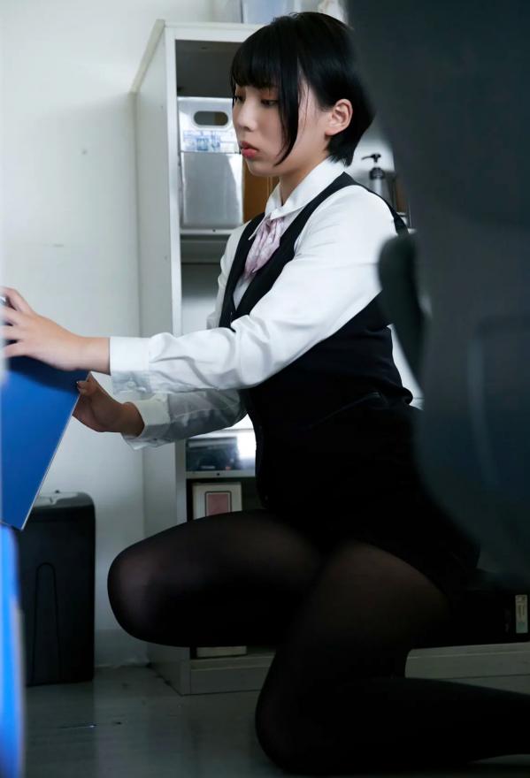    Kaoru Yasui 安位薫 - A new employee Yasui-san 新入社員的安位さん，魅力办公室OL制服诱惑，极致黑丝职场日常，娇俏佳人私房摄影第10张图片