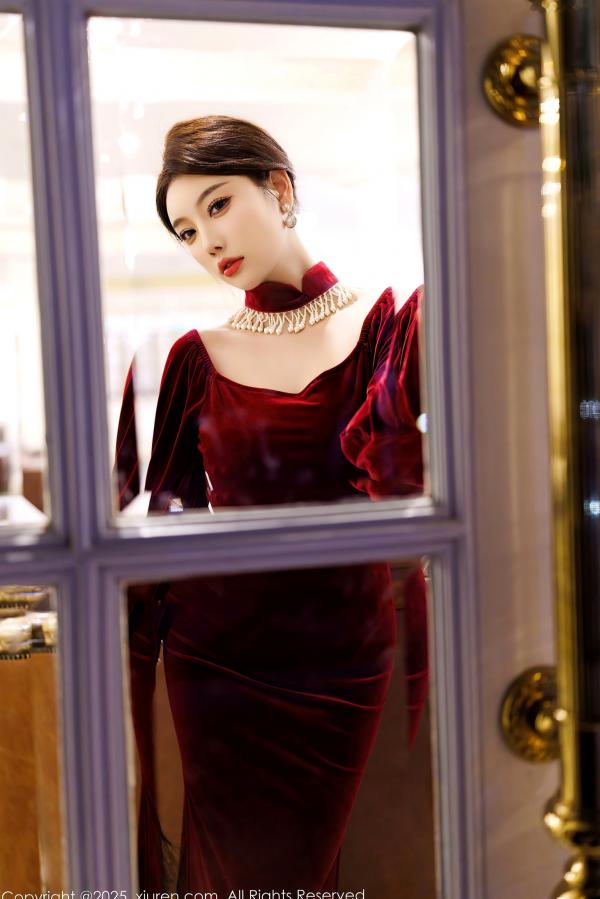    XiuRen秀人网-9831-杨晨晨Yome-暗红丝绒礼裙与改良旗袍黑丝秀-2025.01.26-无圣光大尺度第16张图片
