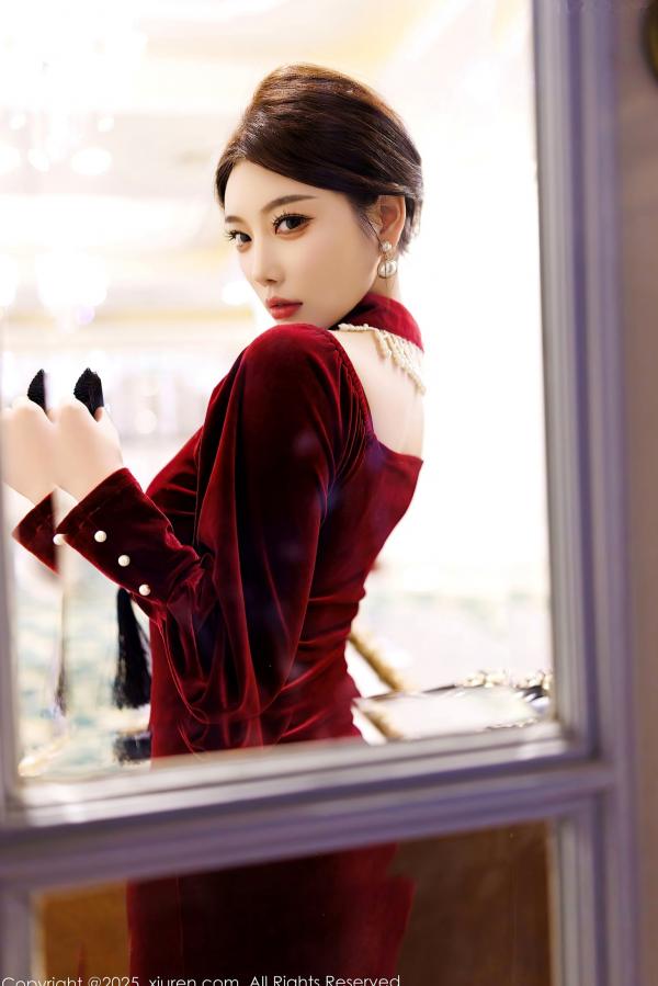    XiuRen秀人网-9831-杨晨晨Yome-暗红丝绒礼裙与改良旗袍黑丝秀-2025.01.26-无圣光大尺度第19张图片