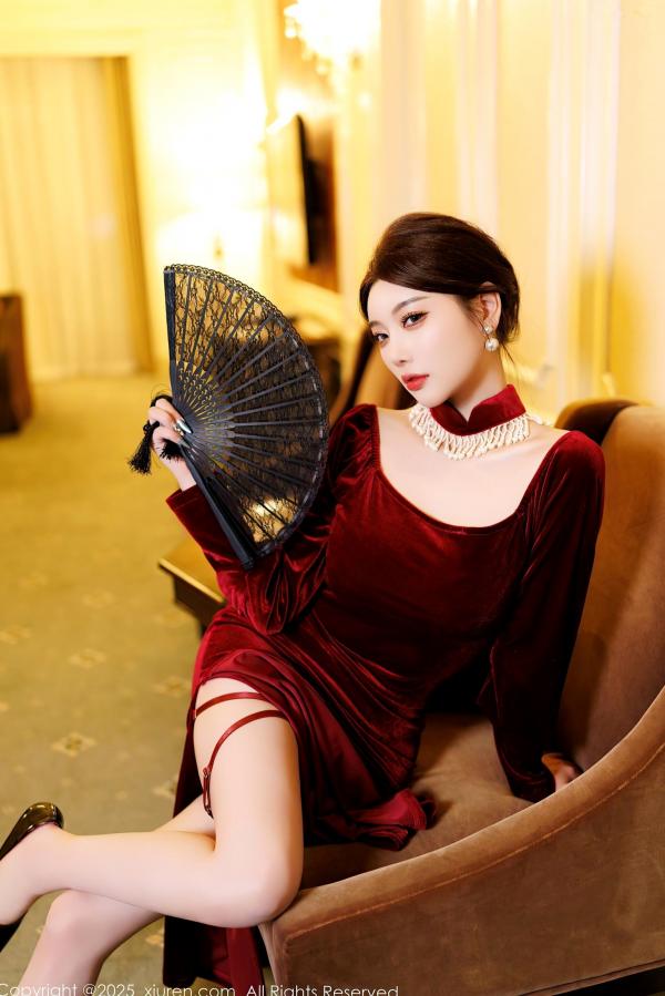    XiuRen秀人网-9831-杨晨晨Yome-暗红丝绒礼裙与改良旗袍黑丝秀-2025.01.26-无圣光大尺度第25张图片