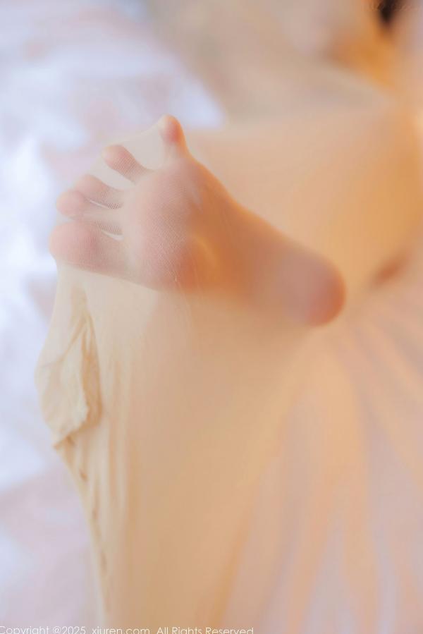    XiuRen秀人网-9825-余安安：轻透肉丝连体衣演绎极致诱惑，曼妙曲线私房摄影佳作第69张图片