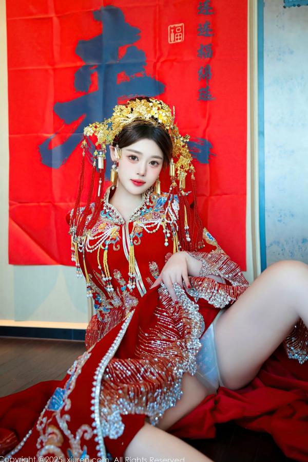    秀人网XiuRen 9823 蛋蛋宝新春特辑：华丽古风红装搭配白蕾丝，古典与现代碰撞，演绎惊艳绝伦的新春诱惑。第4张图片