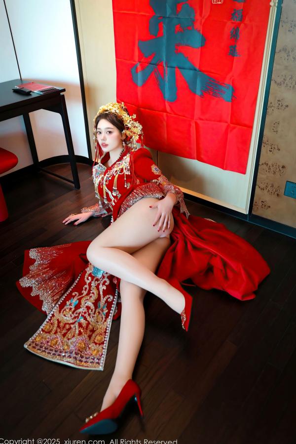    秀人网XiuRen 9823 蛋蛋宝新春特辑：华丽古风红装搭配白蕾丝，古典与现代碰撞，演绎惊艳绝伦的新春诱惑。第6张图片