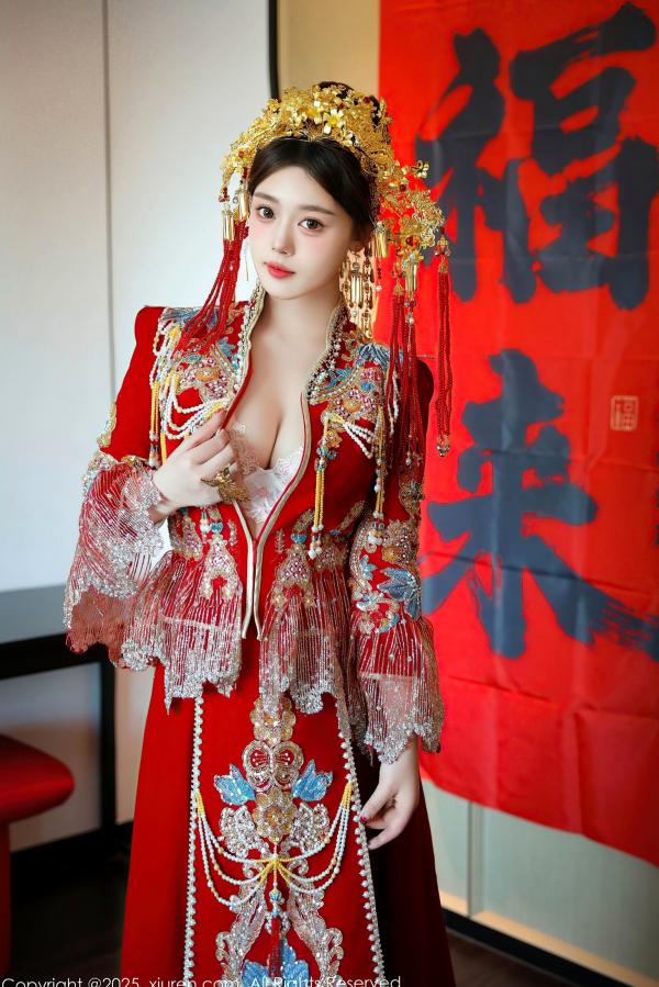    秀人网XiuRen 9823 蛋蛋宝新春特辑：华丽古风红装搭配白蕾丝，古典与现代碰撞，演绎惊艳绝伦的新春诱惑。第13张图片
