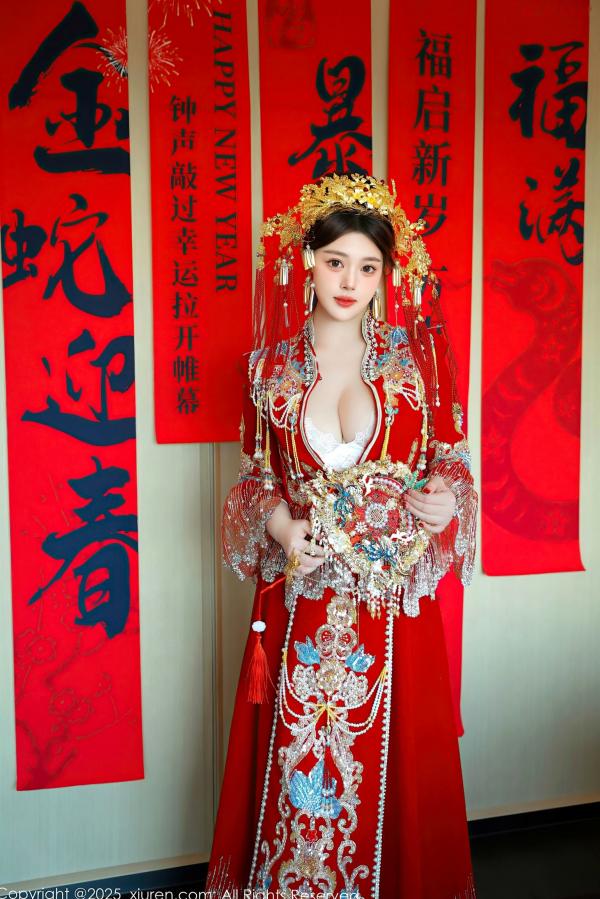    秀人网XiuRen 9823 蛋蛋宝新春特辑：华丽古风红装搭配白蕾丝，古典与现代碰撞，演绎惊艳绝伦的新春诱惑。第19张图片