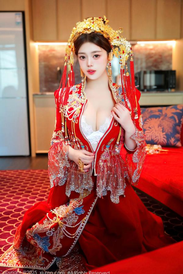    秀人网XiuRen 9823 蛋蛋宝新春特辑：华丽古风红装搭配白蕾丝，古典与现代碰撞，演绎惊艳绝伦的新春诱惑。第31张图片