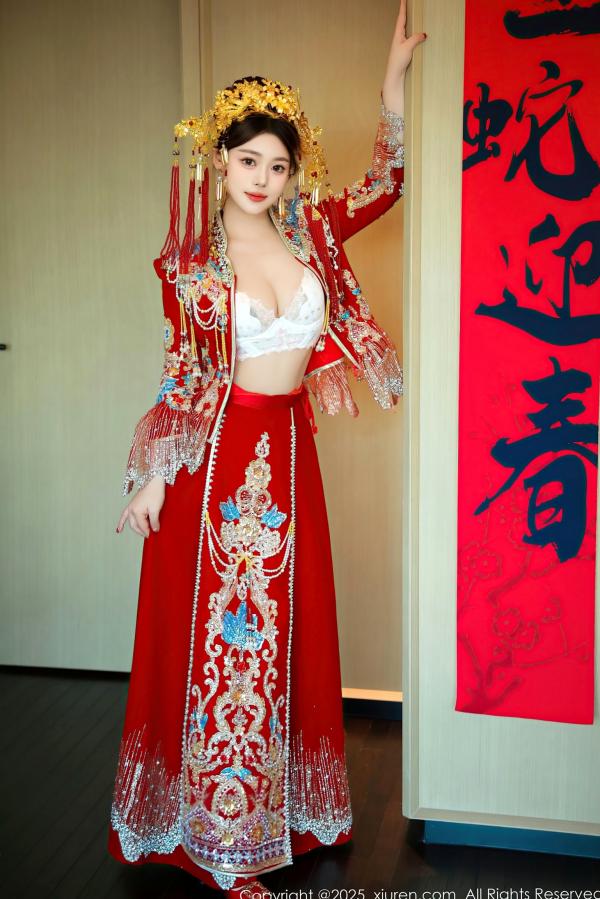    秀人网XiuRen 9823 蛋蛋宝新春特辑：华丽古风红装搭配白蕾丝，古典与现代碰撞，演绎惊艳绝伦的新春诱惑。第38张图片