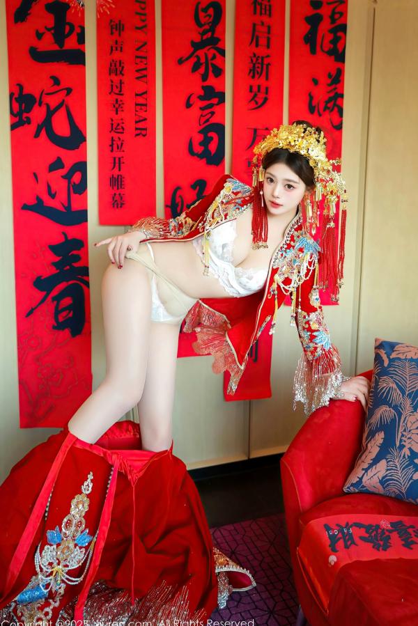    秀人网XiuRen 9823 蛋蛋宝新春特辑：华丽古风红装搭配白蕾丝，古典与现代碰撞，演绎惊艳绝伦的新春诱惑。第43张图片